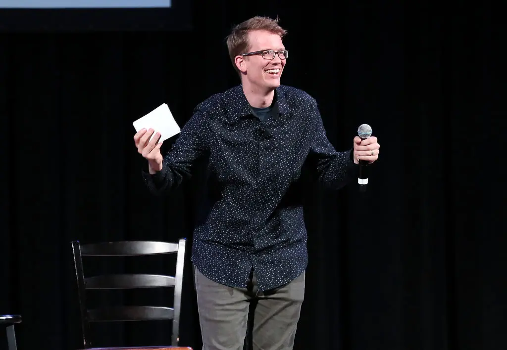 hank green thua nhan viec lam dung ai gay hai cho suc khoe tinh than