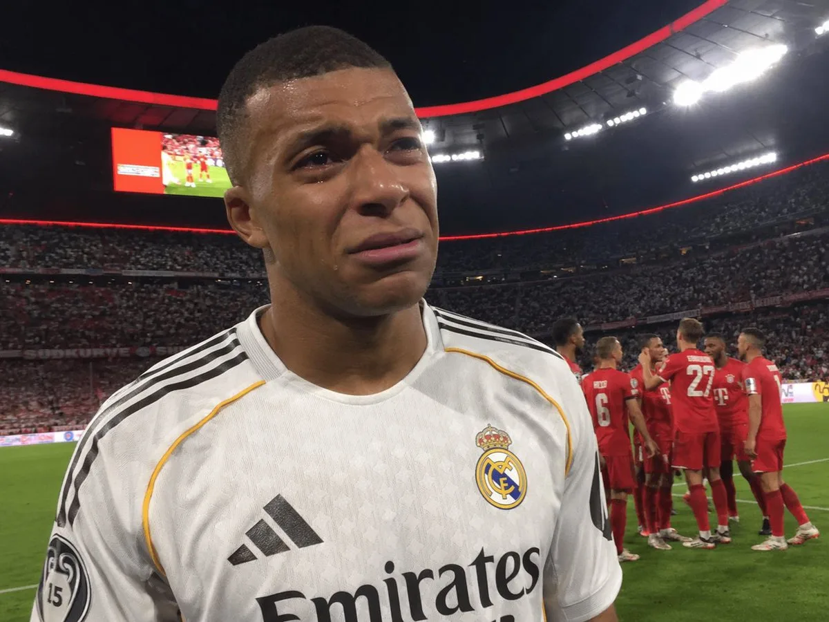 Ảnh chụp Kylian Mbappé đầy suy sụp trên sân cỏ