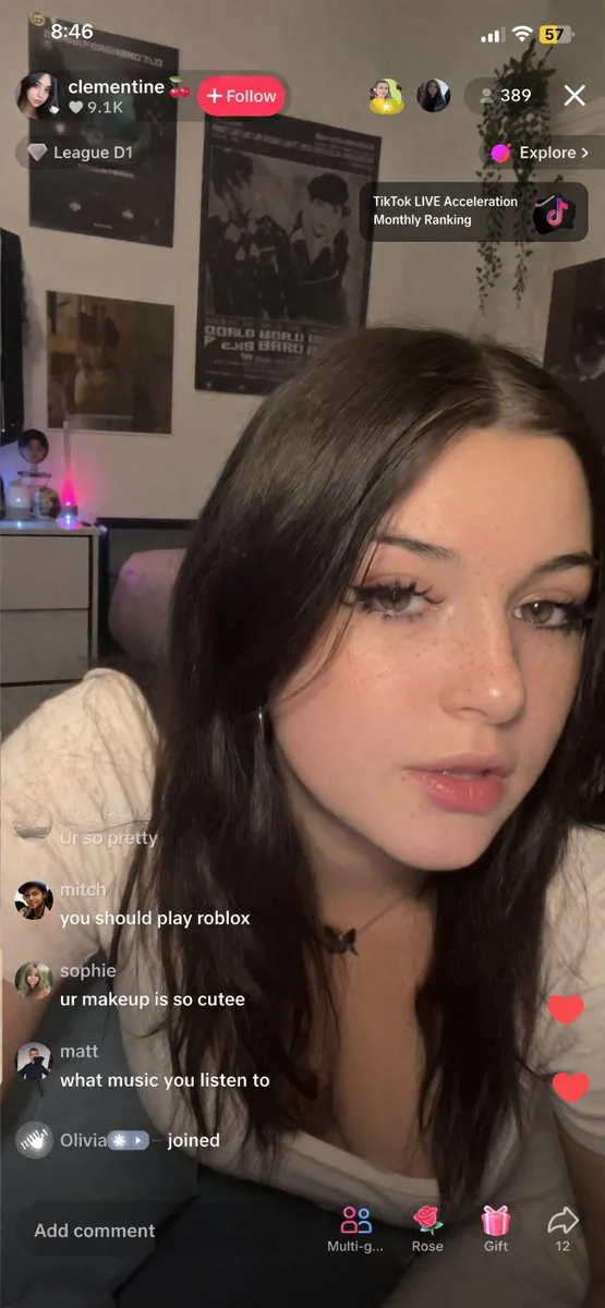 Streamer livestream phong cách UGC