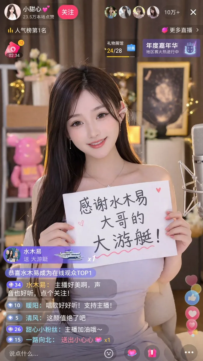 Ảnh chụp màn hình livestream nhân vật nữ cầm biển hiệu