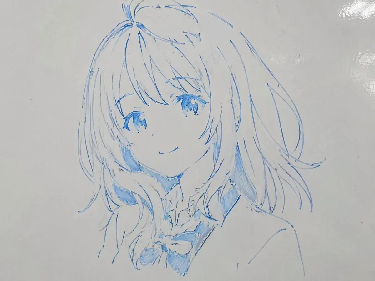 Phác thảo anime bằng bút lông trên bảng trắng
