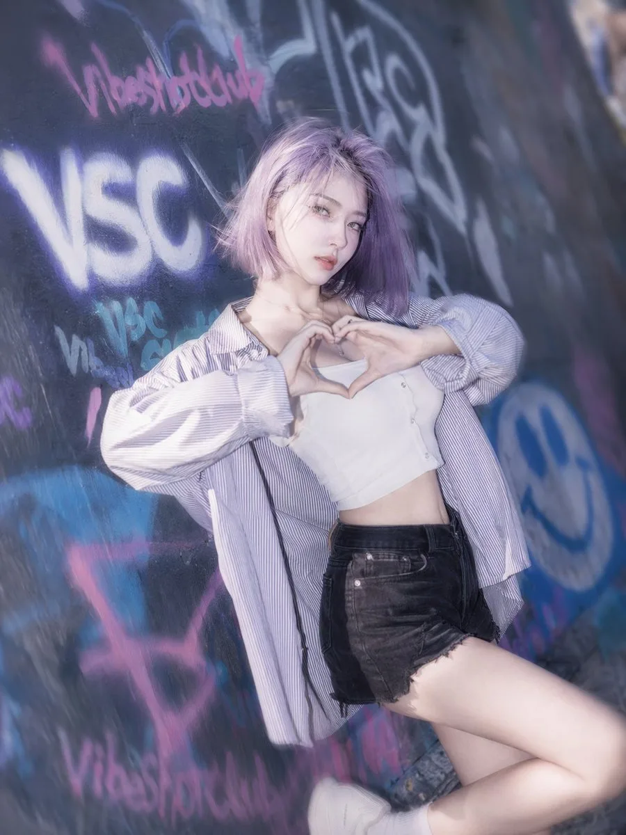 Chân dung thời trang đường phố bên tường graffiti neon