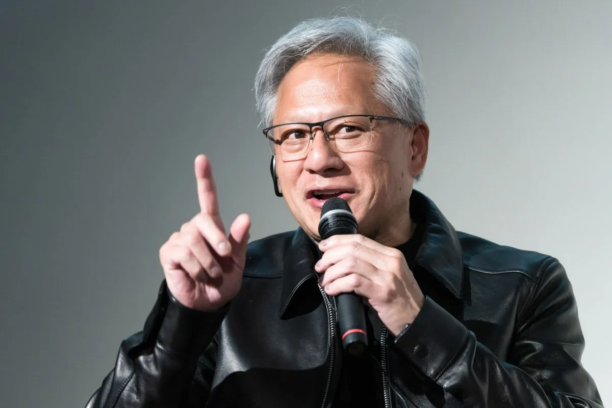 Jensen Huang nhận cuộc gọi từ ông Trump trên mẫu điện thoại gập chưa từng lộ diện 1 jensen huang nhan cuoc goi tu ong trump tren mau dien thoai gap chua tung lo dien