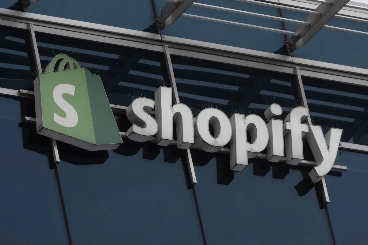 shopify mo checkout cho ai agent tren trinh duyet mua hang thay nguoi dung