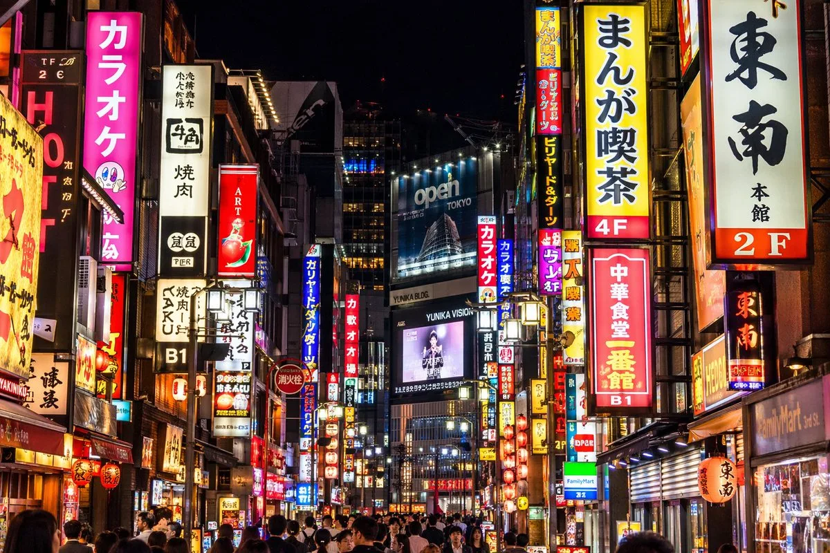 Ảnh chụp phố đêm Tokyo rực rỡ ánh đèn neon
