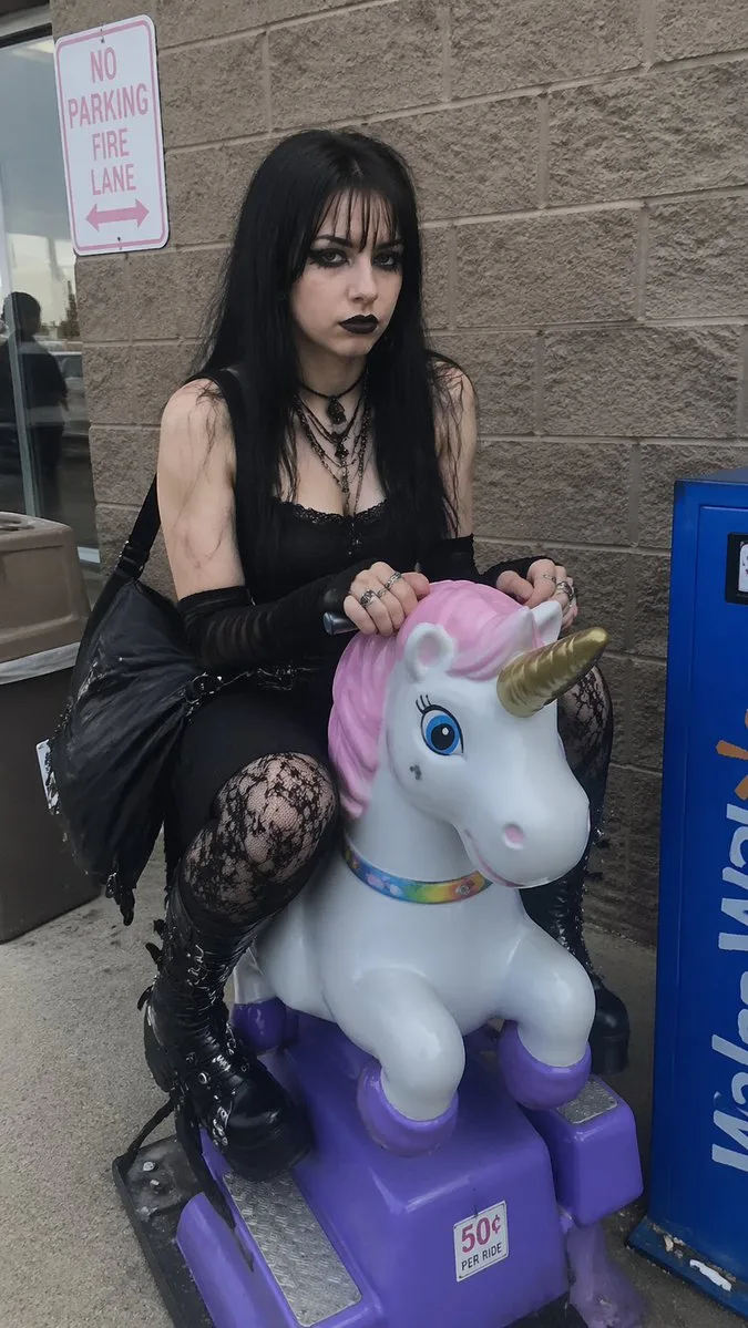 Cô gái Goth trên thú nhún kỳ lân