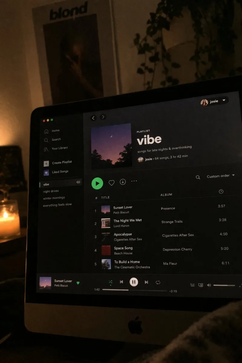 Màn hình danh sách phát Spotify ban đêm