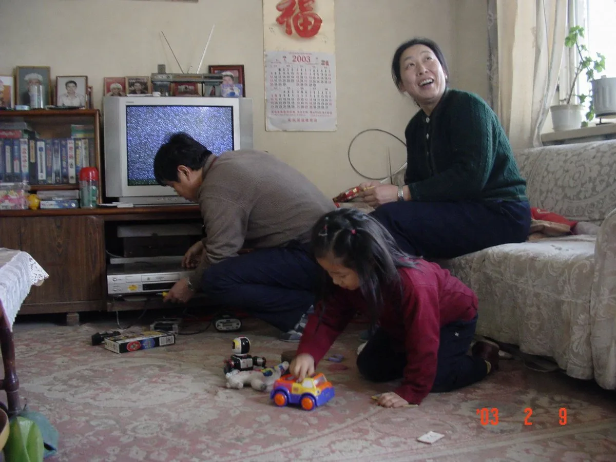 Ảnh gia đình hoài niệm trong căn hộ năm 2003