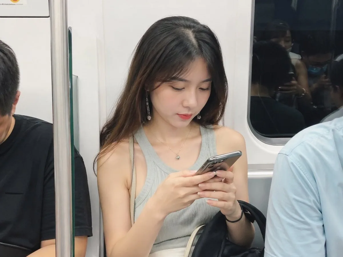Khoảnh khắc chân thực trên tàu điện ngầm