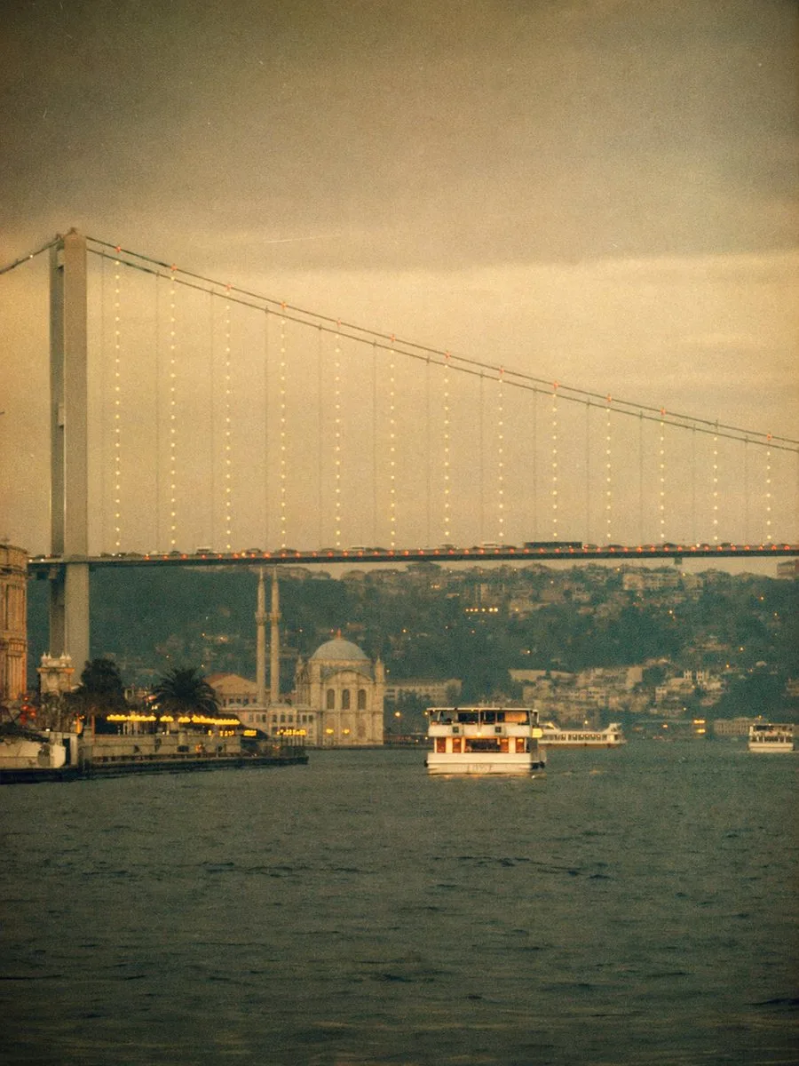 Cảnh phà và cầu Bosphorus hoài cổ