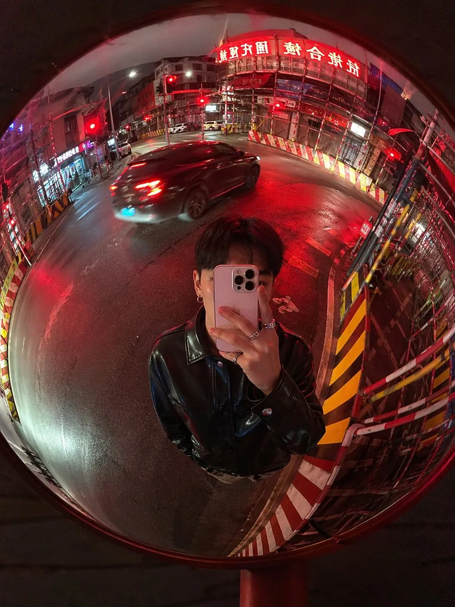 Selfie đường phố ban đêm qua gương cầu lồi