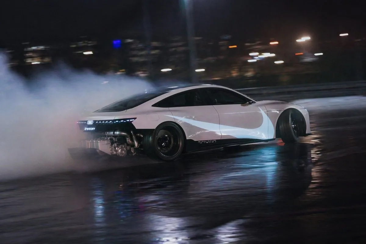 Sedan thể thao tương lai drift trong đêm