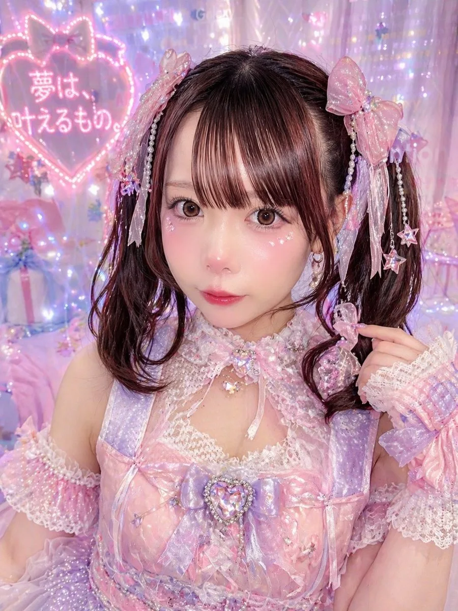 Chân dung thần tượng pastel với đèn neon trái tim