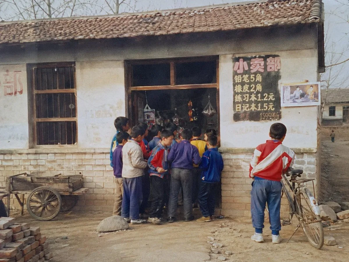 Ảnh tiệm tạp hóa cổng trường nông thôn năm 1998