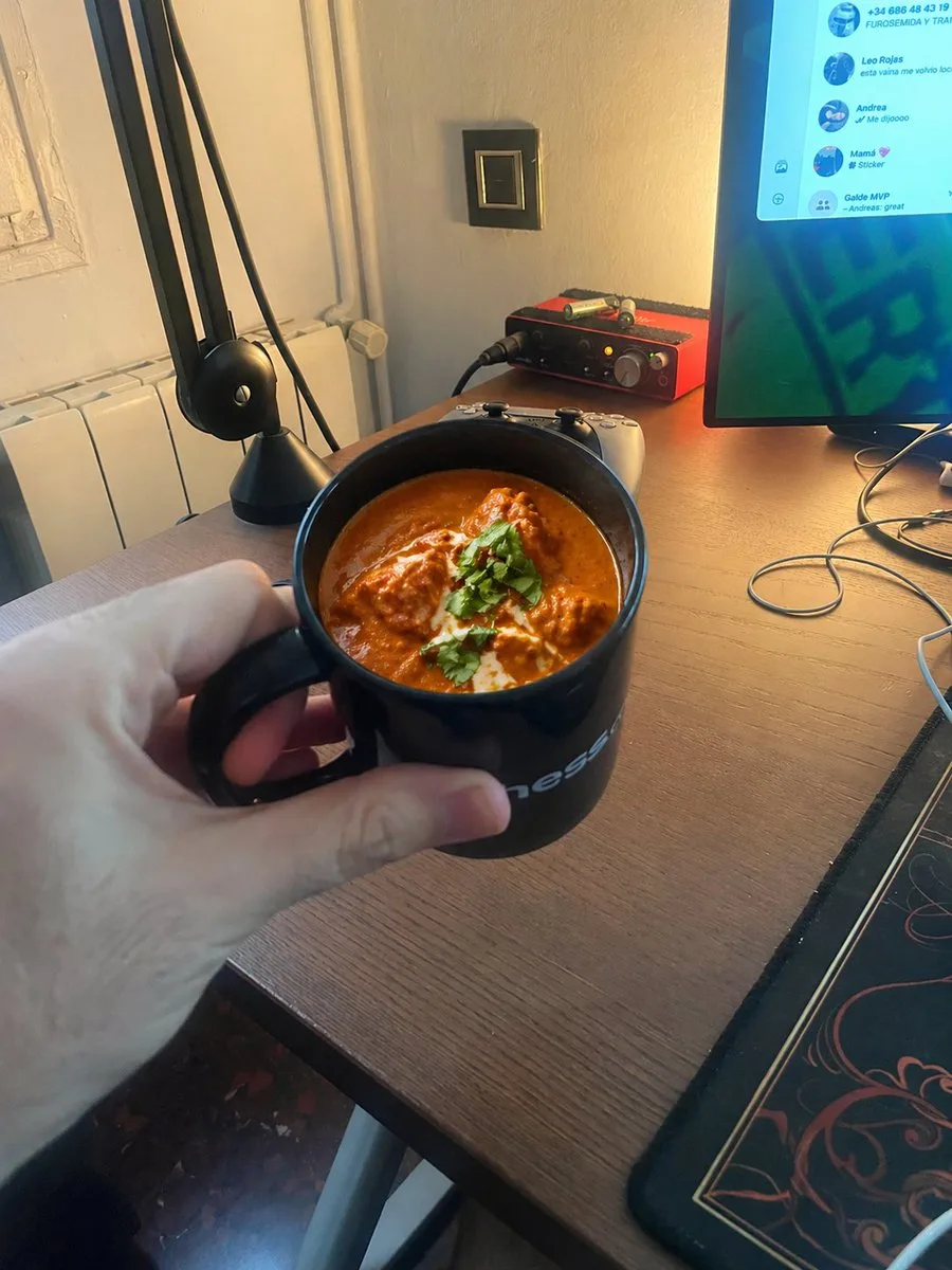 Cốc gà Tikka Masala trên bàn làm việc