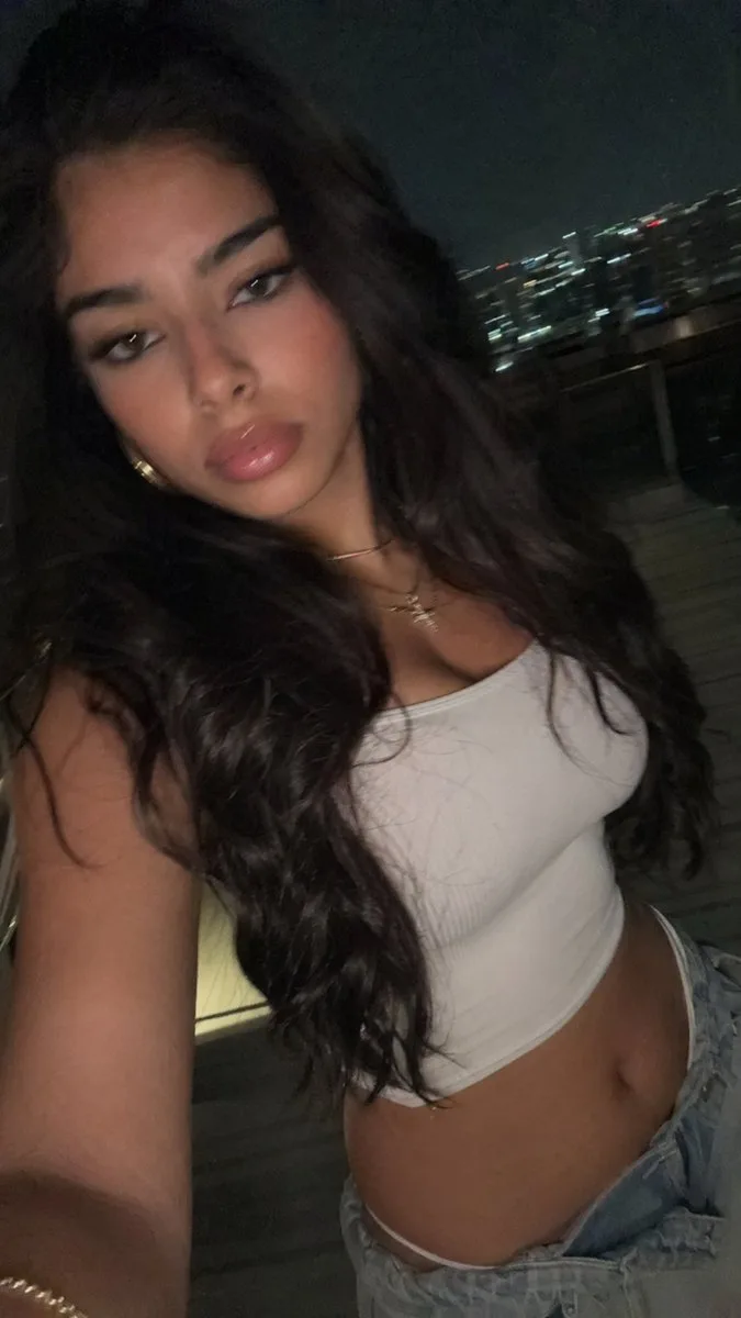 Ảnh selfie ban đêm trên ban công với đèn flash