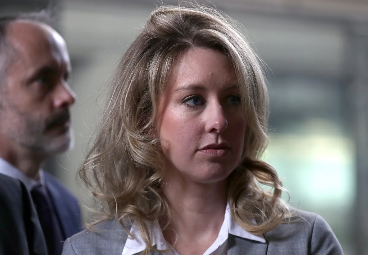 trai nghiem ngoi ban lam viec cua elizabeth holmes qua website mo phong doc dao
